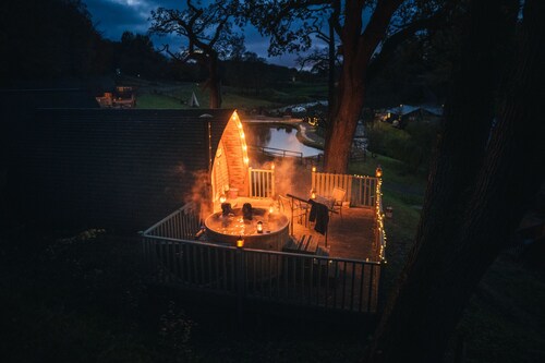 Cosy Woodland Cabin with Hot Tub