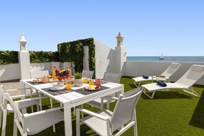 Outdoor dining - Townhouse w/ Rooftop & Sea View in Benagil (Benagil)
