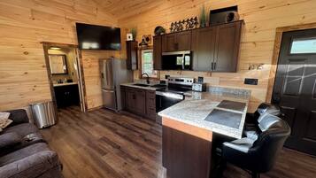 Une cuisine moderne avec des murs en bois, des appareils en acier inoxydable et un plan de travail en granit.