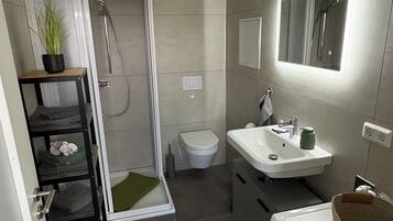 Een douche, een haardroger, handdoeken, zeep