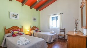 4 bedrooms, iron/ironing board