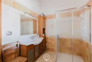 Shower, hair dryer, bidet, towels - Mauri's house - Oristano (Masullas)