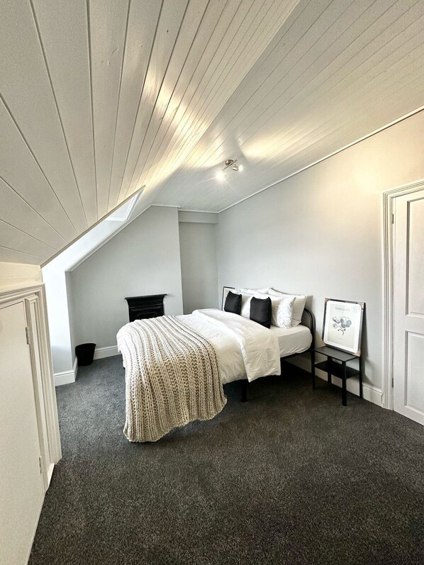5 habitaciones, tabla de planchar con plancha y wifi gratis 