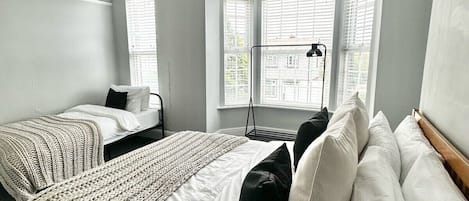 5 bedrooms, iron/ironing board, free WiFi