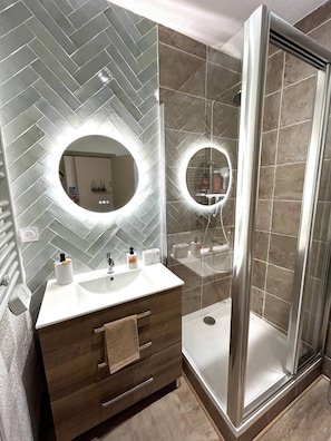 Dusche, Haartrockner, Handtücher, Seife