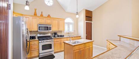 Geladeira, micro-ondas, fogão, cooktop