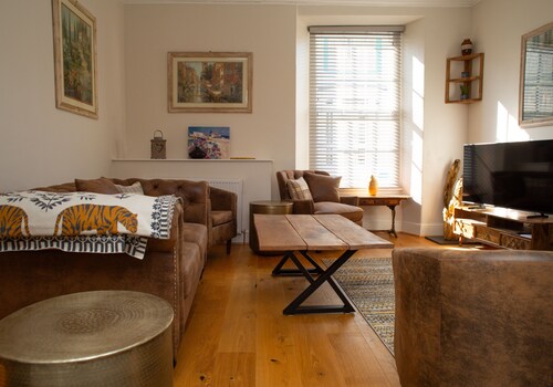 Period town house apartment on Cardigan High Street - Independent shops, cafés, bars & restaurants