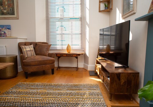 Period town house apartment on Cardigan High Street - Independent shops, cafés, bars & restaurants