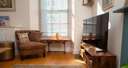 Period town house apartment on Cardigan High Street - Independent shops, cafés, bars & restaurants