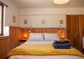 2 quartos, ferros/tábuas de passar roupa, berço de viagem