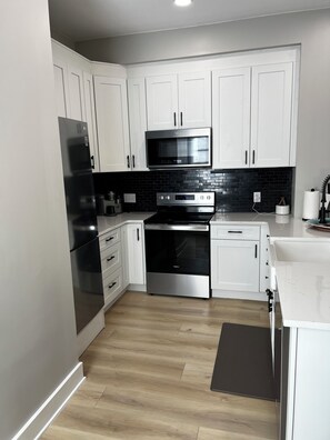 冷蔵庫、電子レンジ、オーブン、コンロ