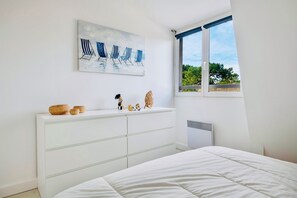 2 bedrooms, iron/ironing board, WiFi