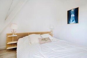 2 bedrooms, iron/ironing board, WiFi