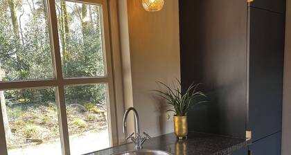 Cozy bungalow with lots of privacy in a wooded area. Close to Eindhoven.
