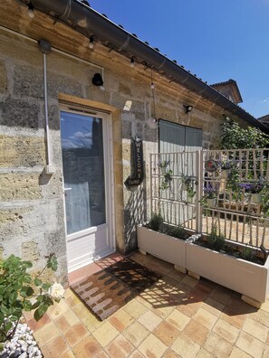 Exterior detail - 5km Saint-Émilion - Attractive renovated gîte with all comforts, terrace, sleeps 2 (Sainte-Terre)