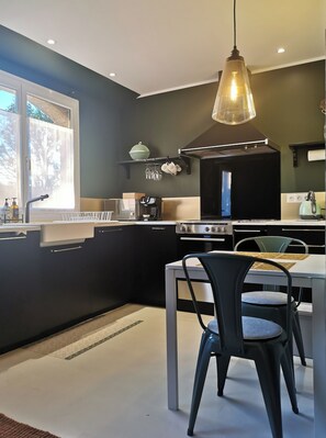 Fridge, microwave, oven, stovetop - 5km Saint-Émilion - Attractive renovated gîte with all comforts, terrace, sleeps 2 (Sainte-Terre)