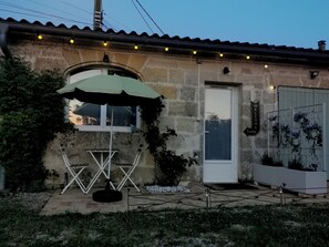 Terrace/patio - 5km Saint-Émilion - Attractive renovated gîte with all comforts, terrace, sleeps 2 (Sainte-Terre)