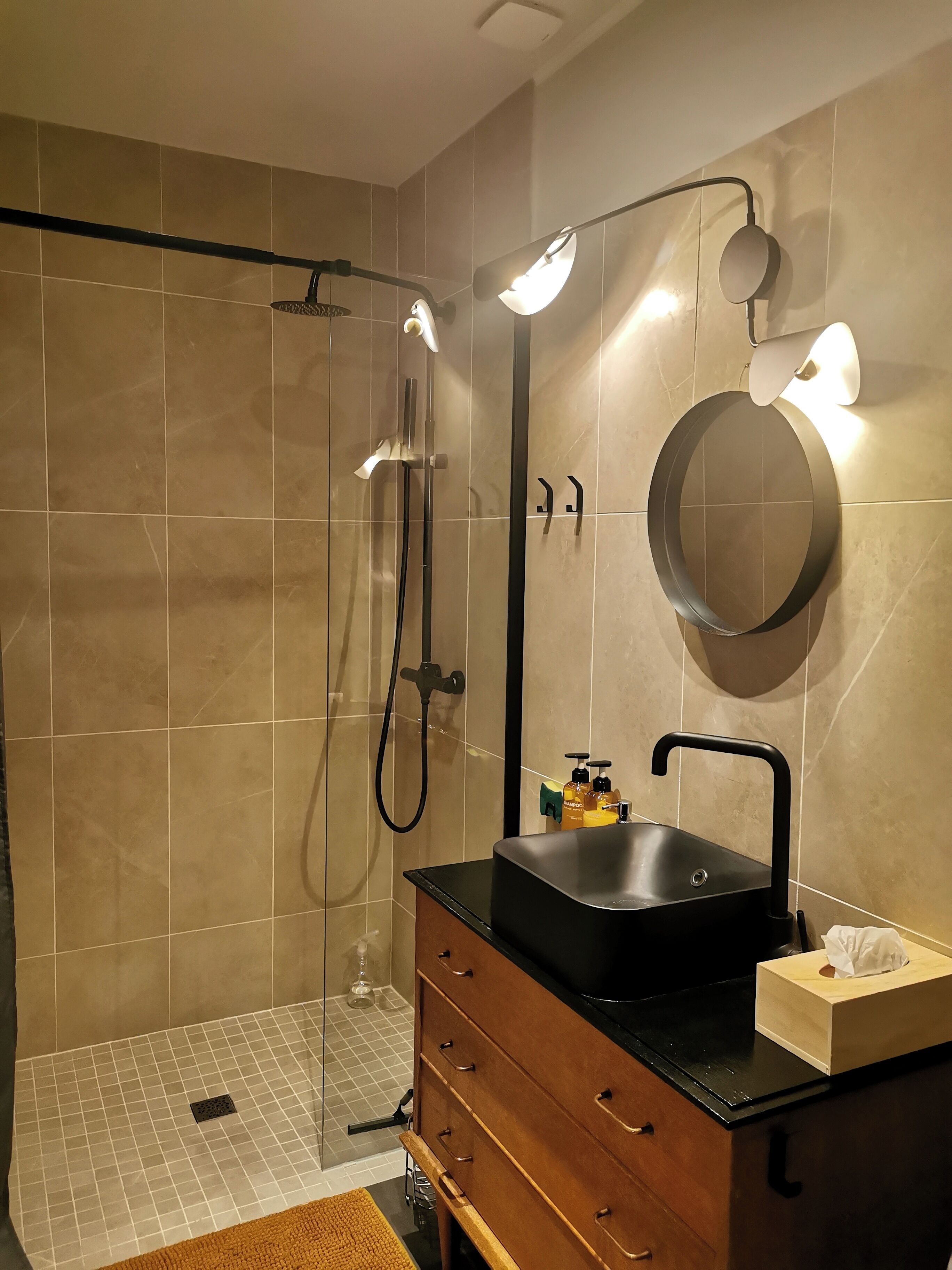 Douche, sèche-cheveux, serviettes fournies, savon
