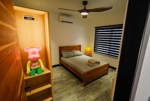 5 bedrooms, desk, WiFi, bed sheets