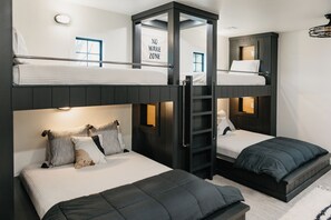 4 habitaciones, tabla de planchar con plancha y cuna de viaje 