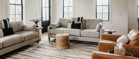 Smart TV, chimenea, videojuegos y tenis de mesa