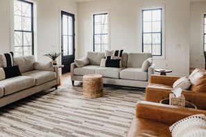 Smart TV, chimenea, videojuegos y tenis de mesa 