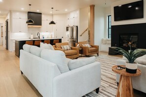 Smart TV, chimenea, videojuegos y tenis de mesa 