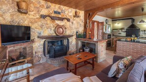TV, fireplace - Casa Perdi Riogordo by Ruralidays (Málaga)