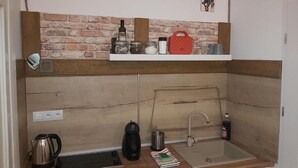 Kaffetrakter/tekoker, mikrobølgeovn, kokeplater og oppvaskmaskin