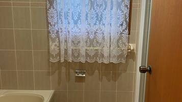 Douche, sĂšche-cheveux, serviettes fournies, savon