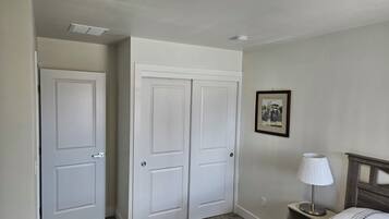 2 habitaciones, tabla de planchar con plancha, wifi y ropa de cama