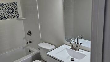 Ducha, secador de pelo, toallas, jabón