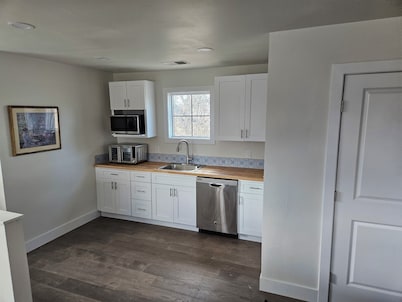 Charming 2-bedroom 2 Bath Second Story of Home, with AC, WiFi in amazing Denver