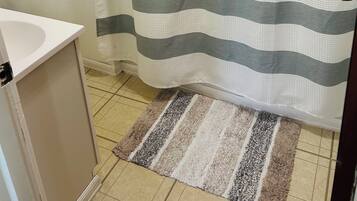 Secadora de cabello, toallas, jabón, shampoo