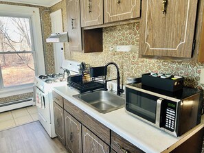 Køleskab, mikrobølgeovn, ovn, kogeplade