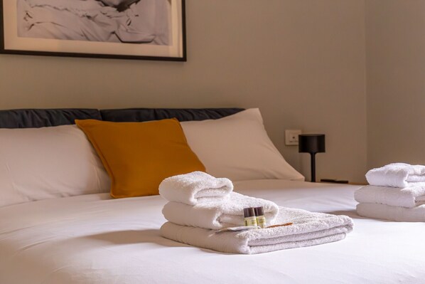 2 chambres, fer et planche à repasser, Wi-Fi, draps fournis