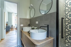 Dusche, Haartrockner, Bidet