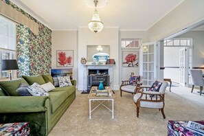 智能电视、壁炉、书