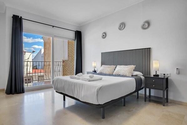 6 bedrooms, desk, travel cot, WiFi