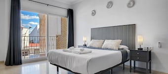 Spacious villa 5 min from the airport. Ideal for families and large groups