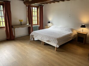 5 chambres, fer et planche à repasser, lit de bébé portatif, Wi-Fi