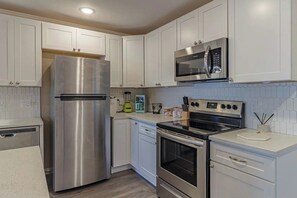 Refrigerador, microondas, horno y parrilla de estufa 