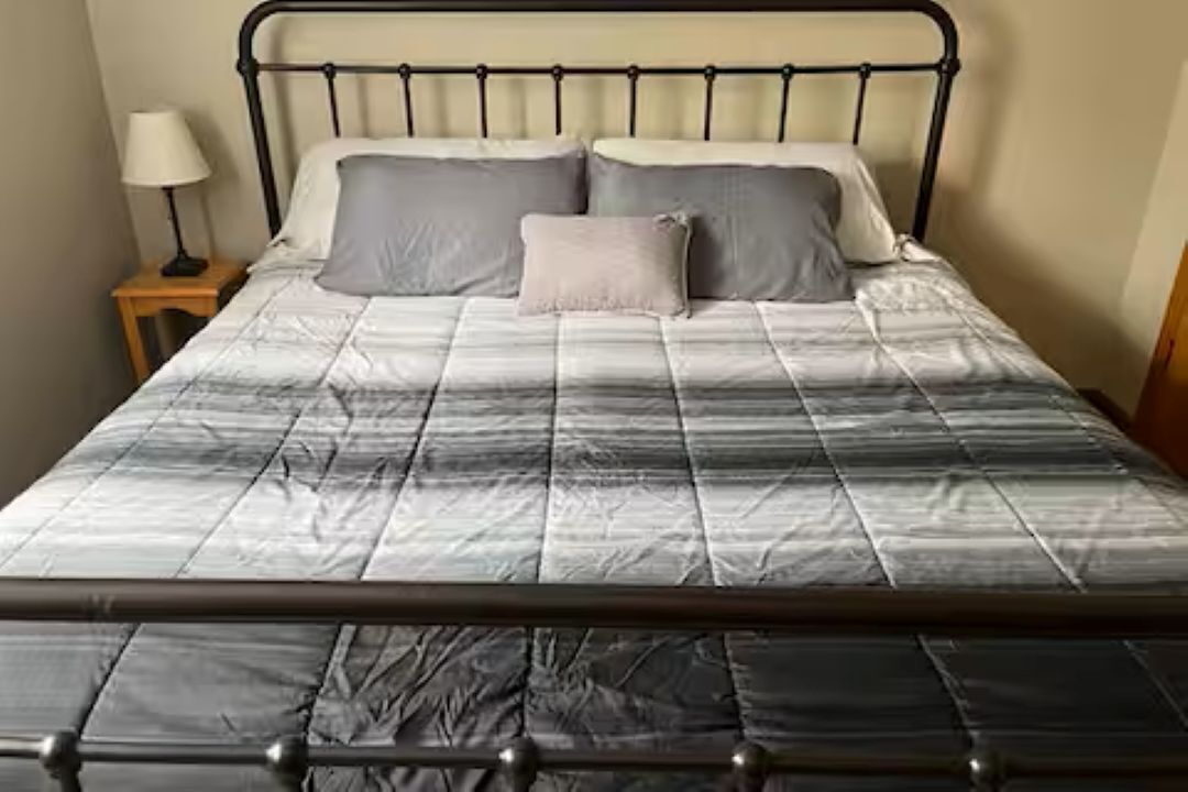 2 chambres, fer et planche à repasser, Wi-Fi, draps fournis