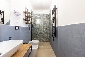 Shower, hair dryer, towels - Estate4home - Heart holiday (Sorrento)