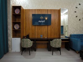 Caja fuerte, escritorio, espacio para trabajar con un portátil