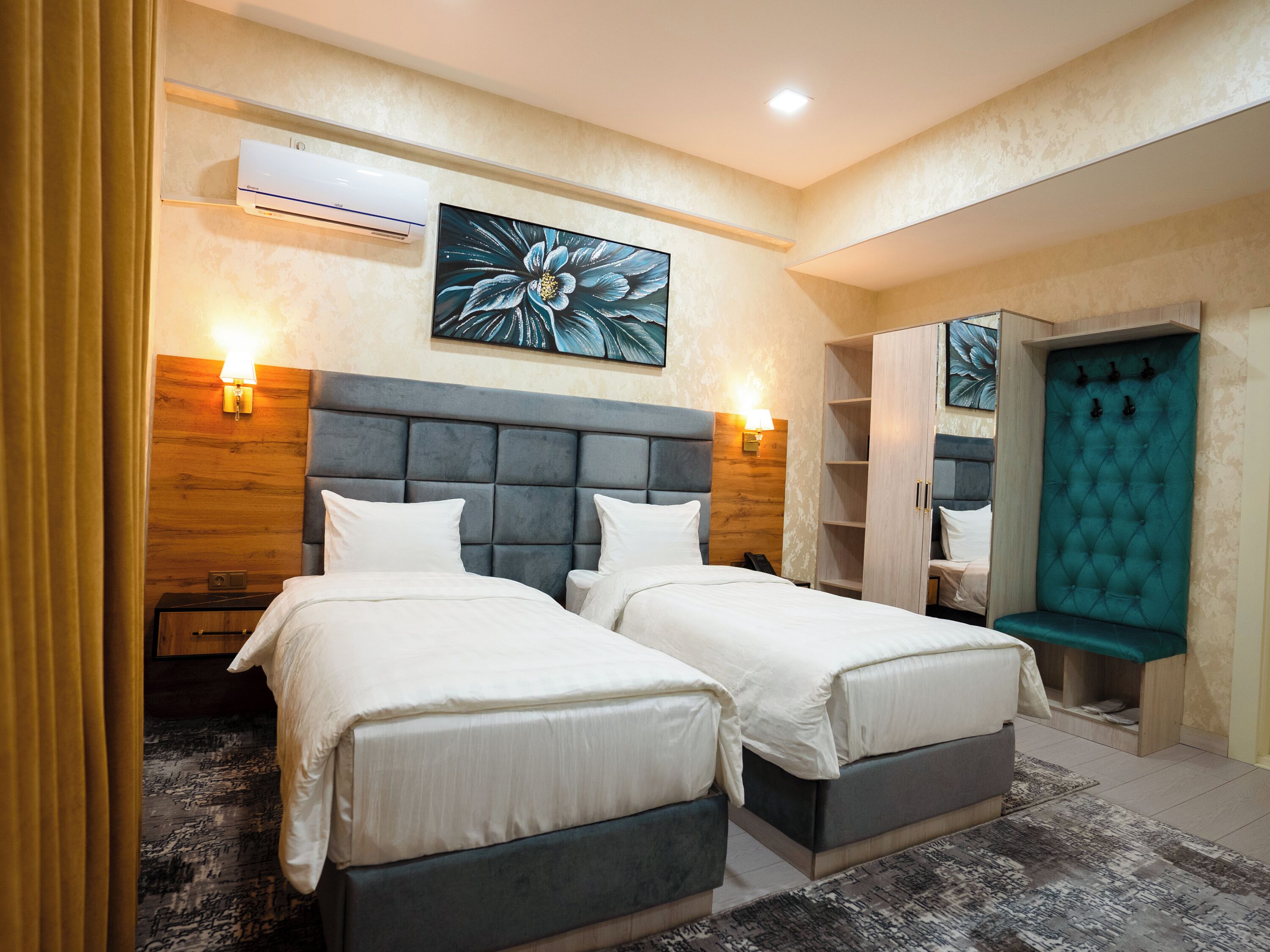 ห้องคอมฟอร์ทดับเบิลหรือทวิน, วิวเมือง | ตู้นิรภัยในห้องพัก, โต๊ะทำงาน, พื้นที่ทำงานแบบใช้แล็ปท็อป, ห้องเก็บเสียง