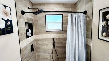 Dusj, hårføner, håndklær og såpe