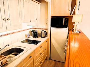 Fridge, microwave, oven, coffee/tea maker - LE VALPA Face Mer Garage (Les Sables-d´Olonne)