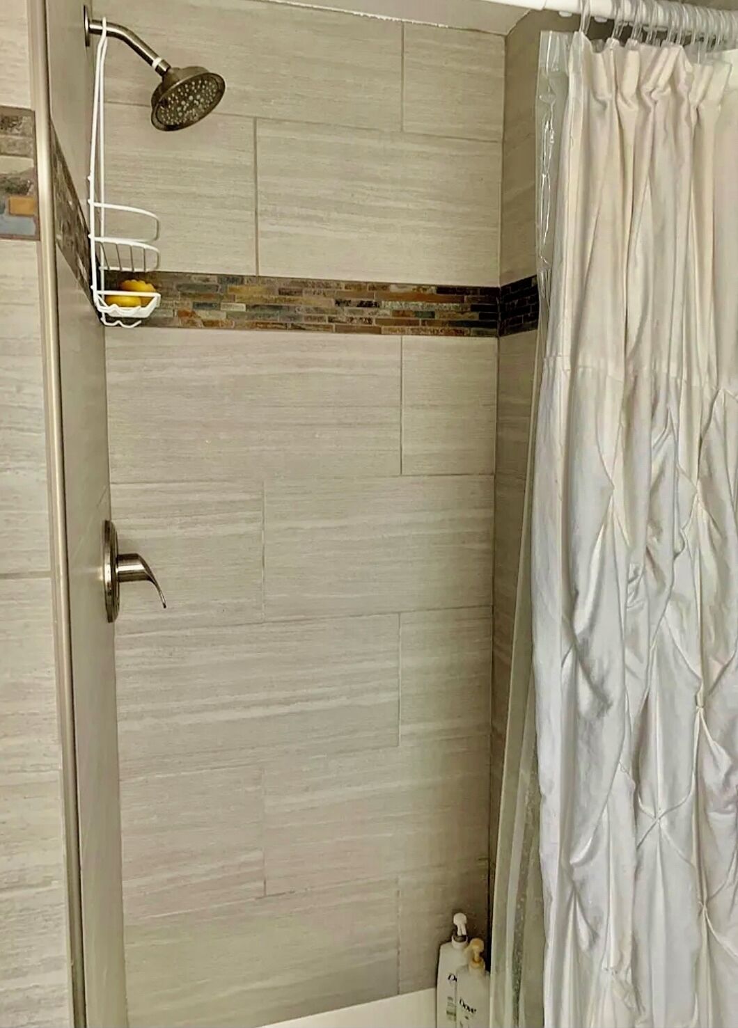 Sèche-cheveux, serviettes fournies, savon, shampoing