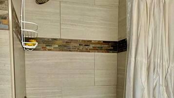 SĂšche-cheveux, serviettes fournies, savon, shampoing